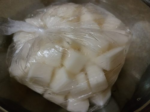 カットした大根を下漬けする